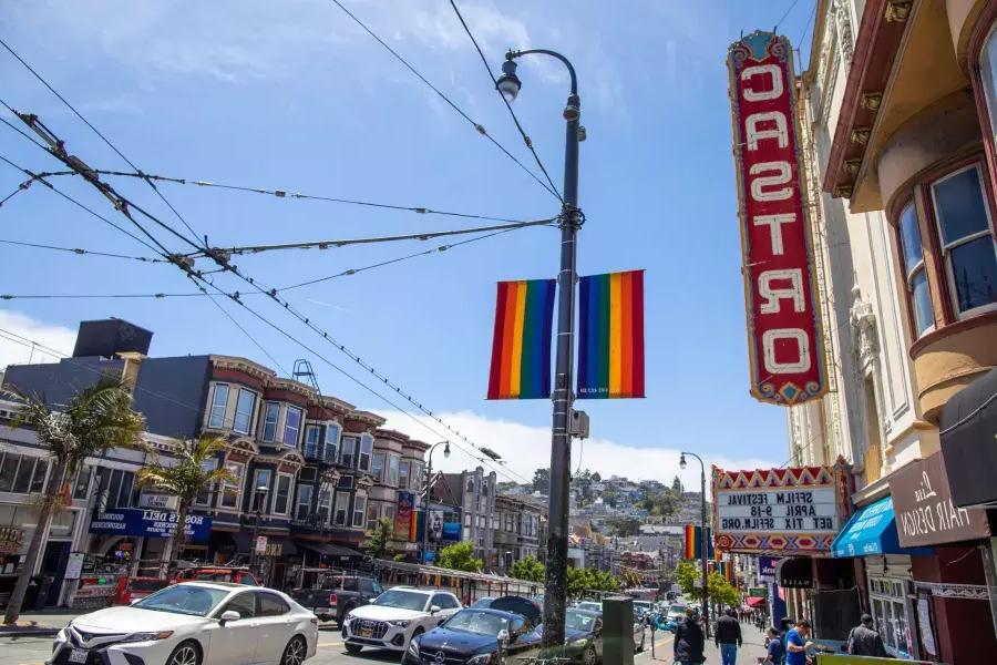 贝博体彩app的卡斯特罗社区, 前景是卡斯特罗剧院的标志和彩虹旗.