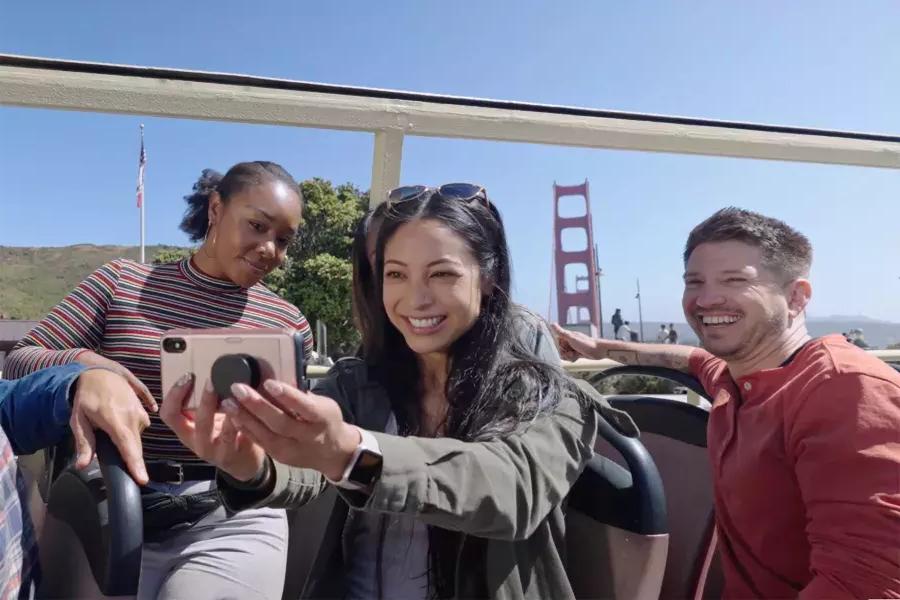 一群游客在金门大桥附近的巴士上自拍. 贝博体彩app，加州.