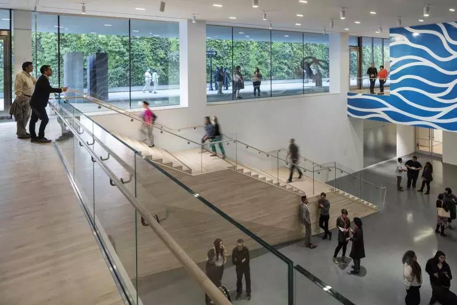 人们在贝博体彩app现代艺术博物馆(SFMOMA)通风的中庭里上下楼梯。.