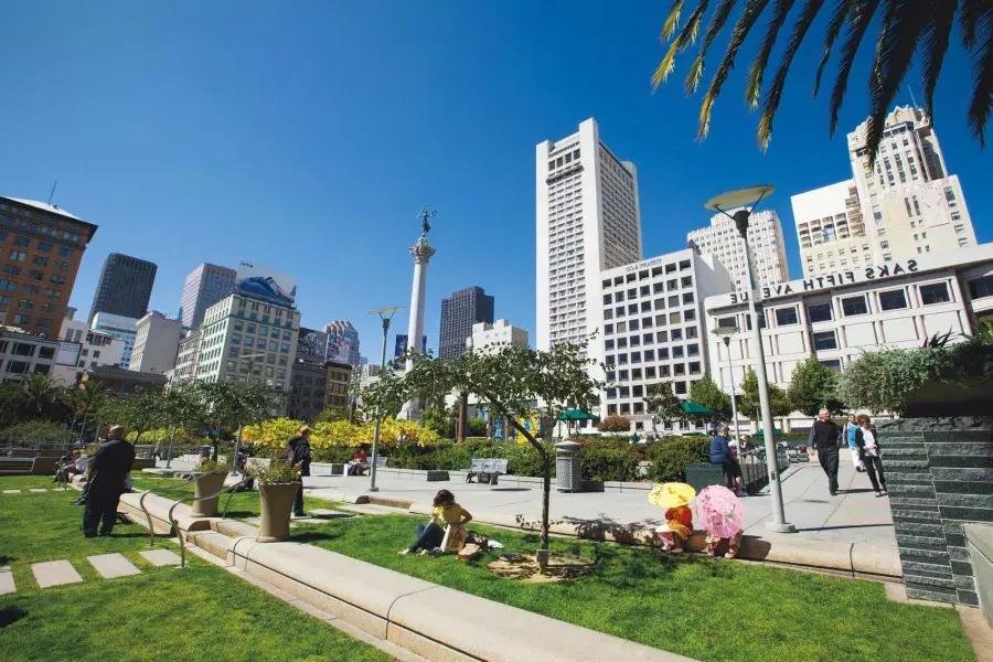 在阳光明媚的日子里，人们在联合广场享受公园. 贝博体彩app，加利福尼亚.
