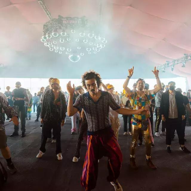 参加音乐节的人在波尔托拉音乐节上跳舞